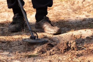 Poznatsvět | Tři bronzové sekery a zlaté ozdoby: učitel z Ústí nad Labem našel během procházky poklad starý 4 000 let