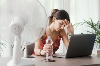 „Voda jen z kohoutku, na hale se horko musí vydržet.“ Jak v létě zaměstnavatelé dodržují povinnosti?