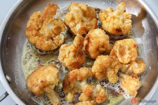 Konec ulepených prstů a špinavé kuchyně! Takhle obalíte květák bleskově a bez nepořádku. | NejRecept.cz