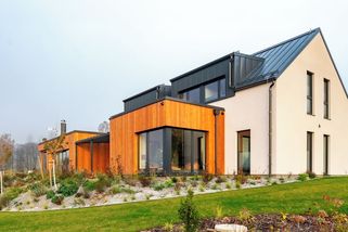 Místo zděné chalupy mají moderní dřevostavbu s kachlovou pecí