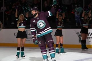 Radko Gudas šel do rvačky i přes zranění, fanoušci smekají