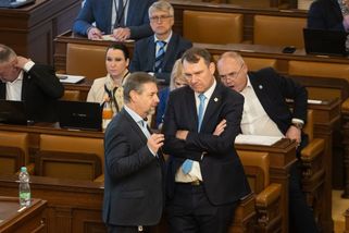 Poslanci schválili růst platů politiků. Polepší si o sedm procent - Seznam Zprávy