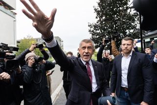 FOTO: Vítěz Babiš křepčil, Schillerová překvapila účesem. Protažené obličeje ve štábu SPD - Novinky