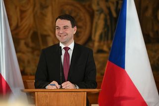 Macinka napodobuje Trumpa i v tom, jak protežuje s...