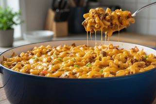 Zapečené těstoviny à la cheeseburger: Rychlá večeře z jednoho hrnce, co chutná jako fastfood snů