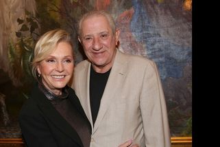 Diskuze: Když jde o lásku, na věku nezáleží. Mladšího partnera má Helena Vondráčková, Vendula Pizingerová nebo Emanuel Macron