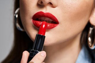 Vyzkoušeno v redakci: Recenze šesti červených rtěnek od 150 do 1 200 korun - Proženy.cz