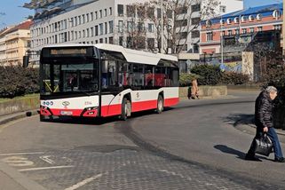 Potvrzeno. Nebezpečnému přebíhání na Smíchově zabrání v místě tragické nehody zátarasy - Novinky
