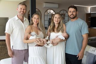 Dvojčata porodila ve stejný den a na své vlastní narozeniny