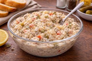 Legendární rybí salát podle staré receptury ČSN: Drtivá většina Čechů ho dnes dělá úplně špatně. Tajemstvím je tato klíčová přísada