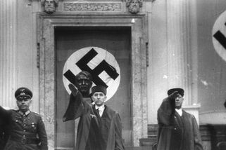 Hitlerův soudce Roland Freisler byl fanatický nacista, politické procesy se však učil v Moskvě - Médium.cz