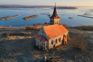 Ikonický kostel uprostřed nádrží pod Pálavou zaniká. Na jeho záchranu nejsou peníze - Novinky