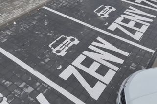 VIDEO: U Havířova vznikla parkovací místa jen pro ženy. Řidičky nápad chválí, má to ale háček