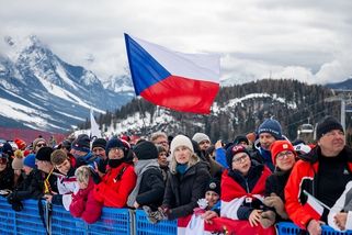 Prezident Pavel si užívá zimní hry naplno. Je to borec, hodnotí jeho um s hokejkou fanoušci