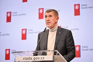 Arogance v praxi: Úředník Úřadu vlády si na tiskovce Babiše dovolí napomínat redaktora