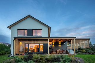 Úsporná a krásná: Pasivní dřevostavba nabízí útulné 5+kk pro čtyřčlennou rodinu