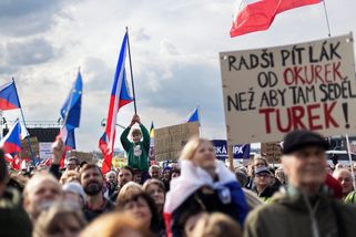 „Babiš se z toho nerozbrečí, ale nebudeme jako ovce,“ zaznělo mezi lidmi na Letné - Seznam Zprávy