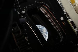 Mise Artemis II je za polovinou trasy k Měsíci. NASA zveřejnila úchvatné fotky Země - Novinky