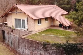 Stanislav si z kamenů vyrobil akumulátor. Náklady na provoz domu jsou 500 Kč měsíčně se vším všudy