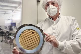 Americký výrobce čipů onsemi chystá propouštění i v Rožnově. Jak to bude s obří investicí a proč už někteří lidé prodávají byty