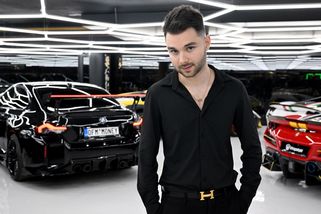 Adam Kajumi svým růžovým Lamborghini vytáčí Pražáky. Řev jeho auta mi budí dceru, zlobí se maminka