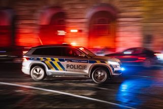 Policisté v pražských Vršovicích zastřelili muže, který na ně zaútočil nožem - Seznam Zprávy