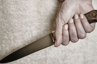 Dobře mu tak, komentovala dívka podříznutí matčina expartnera. Soud ji poslal na 12 let do vězení - Novinky