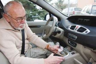 EU plánuje zpřísnění držení řidičáku pro seniory. Aby jim řidičský průkaz zůstal, budou muset na kontroly