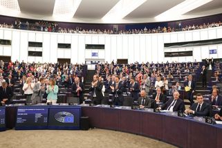 Europoslanci trvají na odškodnění za tříhodinové zpoždění letu - Seznam Zprávy