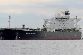 Video: nejsilnější válečná loď světa provedla rychlý útok a byl konec. Putin sleduje, jak mu Američané likvidují stínovou flotilu