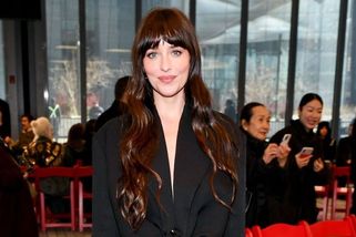 Dakota Johnson pózuje nahoře bez. Zakrývají ji jen vlasy
