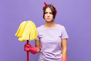 ŽENA-IN - Lidi se ke mně chovají jako k odpadu. Nikoho nenapadne, že jim v kanclu vytírá uklízečka s doktorátem, říká Marie