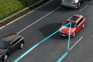 Řidiče, kteří najedou ročně méně než 15 000 km, čeká nové nařízení. Zákon jim má přikázat používání asistenčních systémů