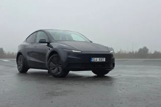 Tesla Model Y útočí nejdostupnější verzí na oblíbený Enyaq. Překonává ho výkonem i prostorností