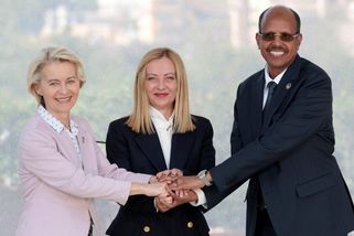 Meloniová plánuje investovat do Afriky 137 miliard. Chce tím omezit imigraci do Evropy