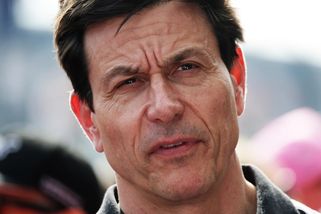 Wolff hájí nová pravidla. Přinášejí ryzí závodění, tvrdí