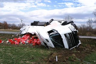 Pivařská tragédie. Chmelový mok se po nehodě kamionu rozlil po silnici na Českobudějovicku - Novinky