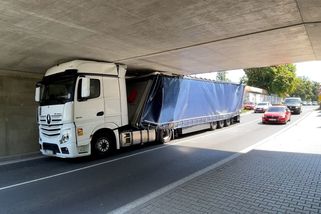 Kamion se v Praze zasekl pod mostem - Novinky