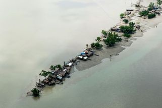 Fotky: Moře jim bere domy i obživu. Za pitnou vodou musejí putovat hodiny - Seznam Zprávy