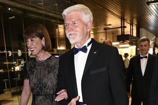 Andreu Bartoškovou na slavnostní zakončení ve Varech doprovodil Petr Pavel