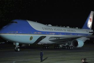 Letadlo s Trumpem mířící do Švýcarska se kvůli závadě muselo vrátit - Novinky