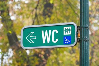 Veřejné toalety jsou zážitek: někde nevídaný luxus, jinde kýbl s vodou. Co všechno jsme zažily?