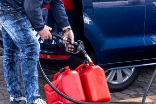 Nejčernější scénář na pumpách? Ceny mohou překročit i 60 korun, říká Bartoň