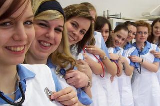 Levné a snadno ovladatelné. Jak vlastně čeští lékaři přemýšlejí o sestrách? - Médium.cz