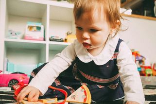 České děti jsou doma 3 roky s matkami, španělské od 4 měsíců v jeslích - Médium.cz