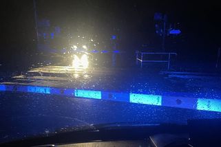 Řidiči se na železničním přejezdu navzájem oslňují, hrozí jim pokuta. Jak se správně chovat?