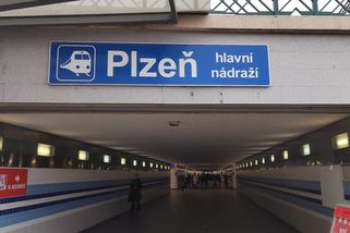 railtarget.cz/osobni-doprava/plzenske-nadrazi-plne-rvacek-nevim-proc-se-tu-shlukuji-tak-divni-lide-9786.html
