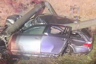 Mladík v BMW zemřel po nehodě na Znojemsku, auto zdemoloval o betonové sloupy - Novinky