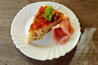 Lepší než pizza! Slaný koláč se sýrem, šunkou a smetanou | Zdraví na talíři