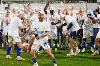 Z Belmonda na traktor. Spontánní oslavy hráčů Sigmy vzbudily rozruch - Sport.cz